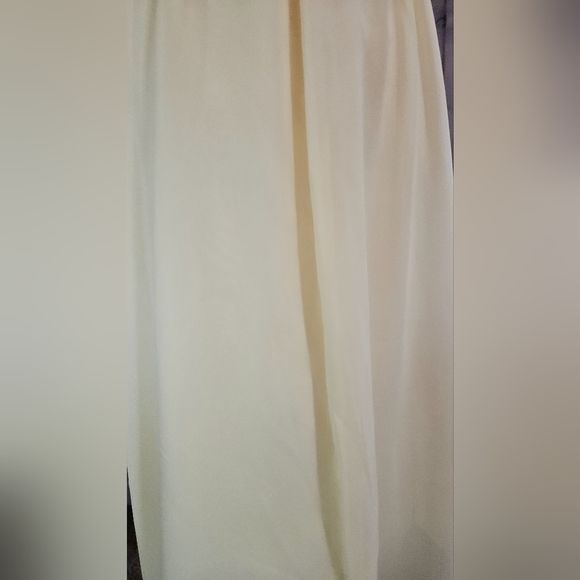 DAVID'S BRIDAL Short Chiffon V-Neck Dress with Ruching In Canary Yellow. Size 4 - Picture 13 of 14